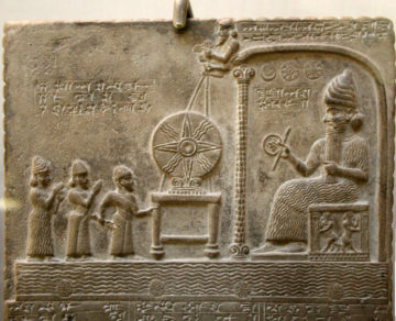 Bas-relief représentant le dieu Shamash faisant face au roi babylonien Nabû-apla-iddina (888-855 av. J.-C.) introduit par un prêtre et une divinité protectrice ; entre les deux, le disque solaire symbolisant le dieu1. British Museum.