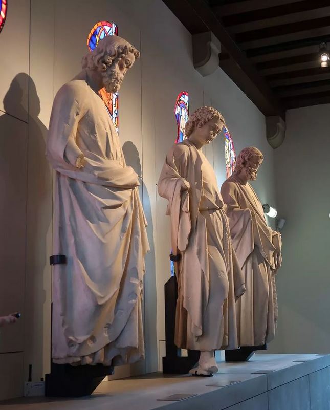 alle dédiée à la Sainte Chapelle qui présente des statues récemment restaurées