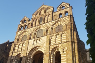 Façade de la cathédrâle du Puy-en-Velay