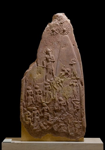 Stèle de victoire de Naram-Sin, Sb 4, Musée du Louvre, photographie © 2009 RMN-Grand Palais (musée du Louvre / Franck Raux