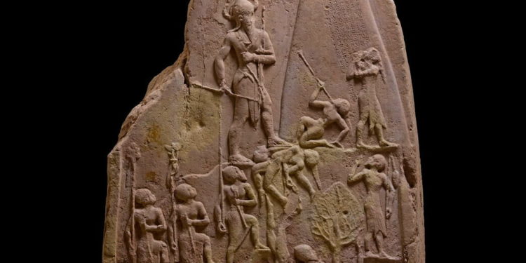 Stèle de victoire de Naram-Sin, Sb 4, Musée du Louvre, photographie © 2009 RMN-Grand Palais (musée du Louvre / Franck Raux