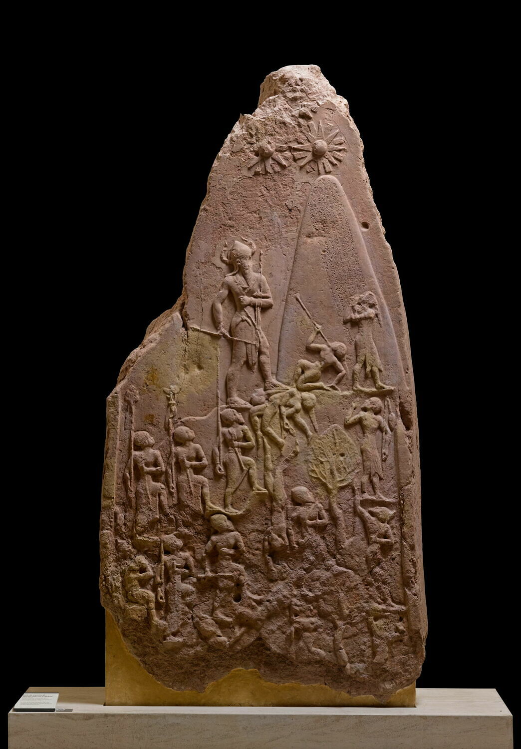 Stèle de victoire de Naram-Sin, Sb 4, Musée du Louvre, photographie © 2009 RMN-Grand Palais (musée du Louvre / Franck Raux)