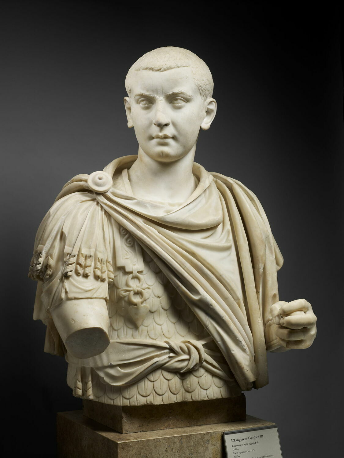 Buste de Gordien III en cuirasse, provenant de Gabies (Italie), 238-244 après J.-C., marbre, 74 cm, Paris, musée du Louvre (inv. Ma 1063) [source : https://collections.louvre.fr/ark:/53355/cl010275254]