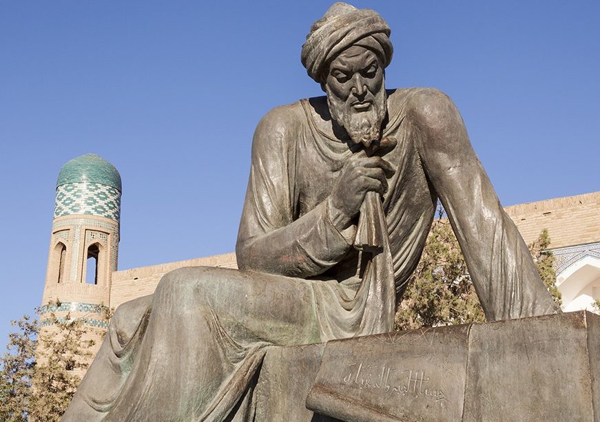Statue d’al-Khwarizmi dans sa ville natale, Khiva, en Ouzbekistan actuel © akg-images/Mel Longhurst