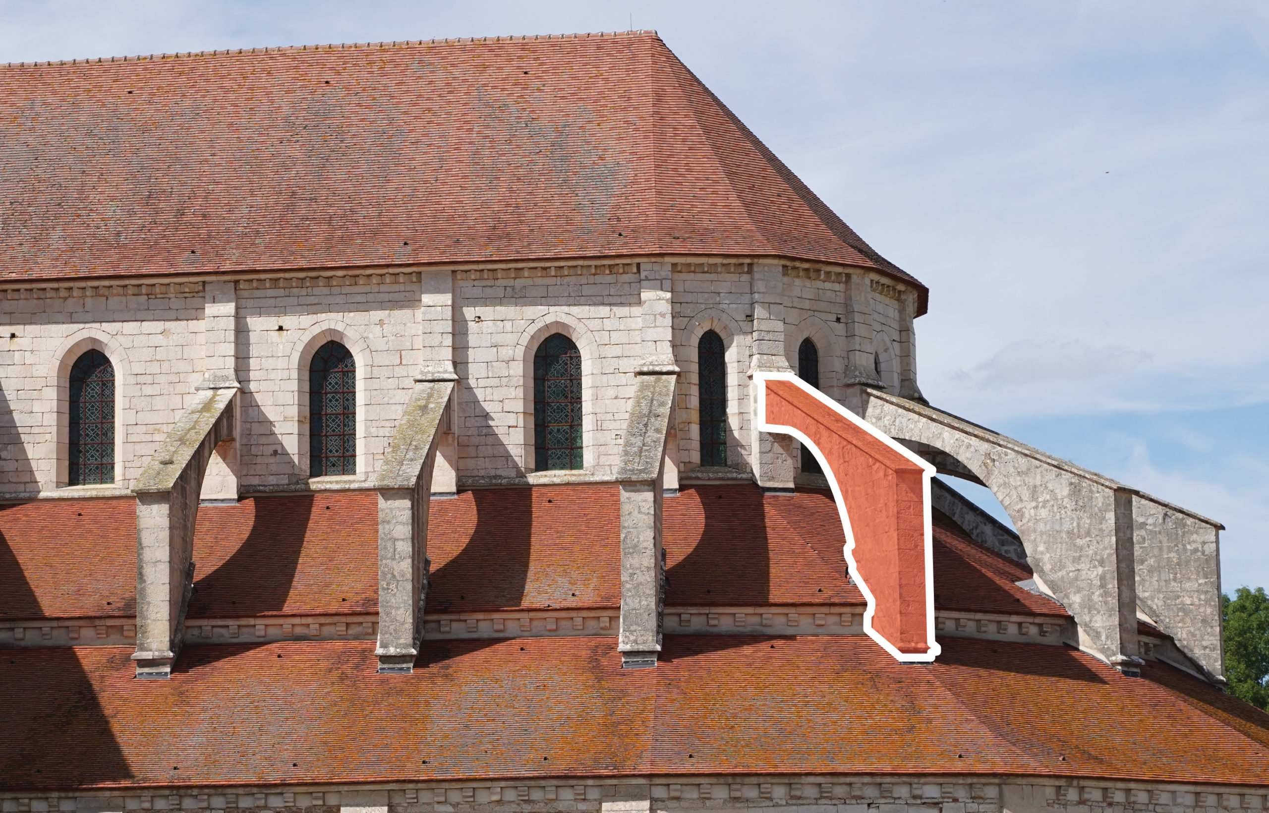Pontigny, ancienne église abbatiale Notre-Dame-et-Saint-Edme, vue du chevet avec un des arcs-boutants entouré en blanc et filtré en rouge. L. La Barbera 2022.