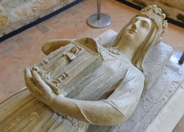 •Le Gisant de Bérengère de Navarre, réalisé peu après sa mort en 1230 (probablement sous le patronage des Capétiens), à l’abbaye de l’Épau, près du Mans :