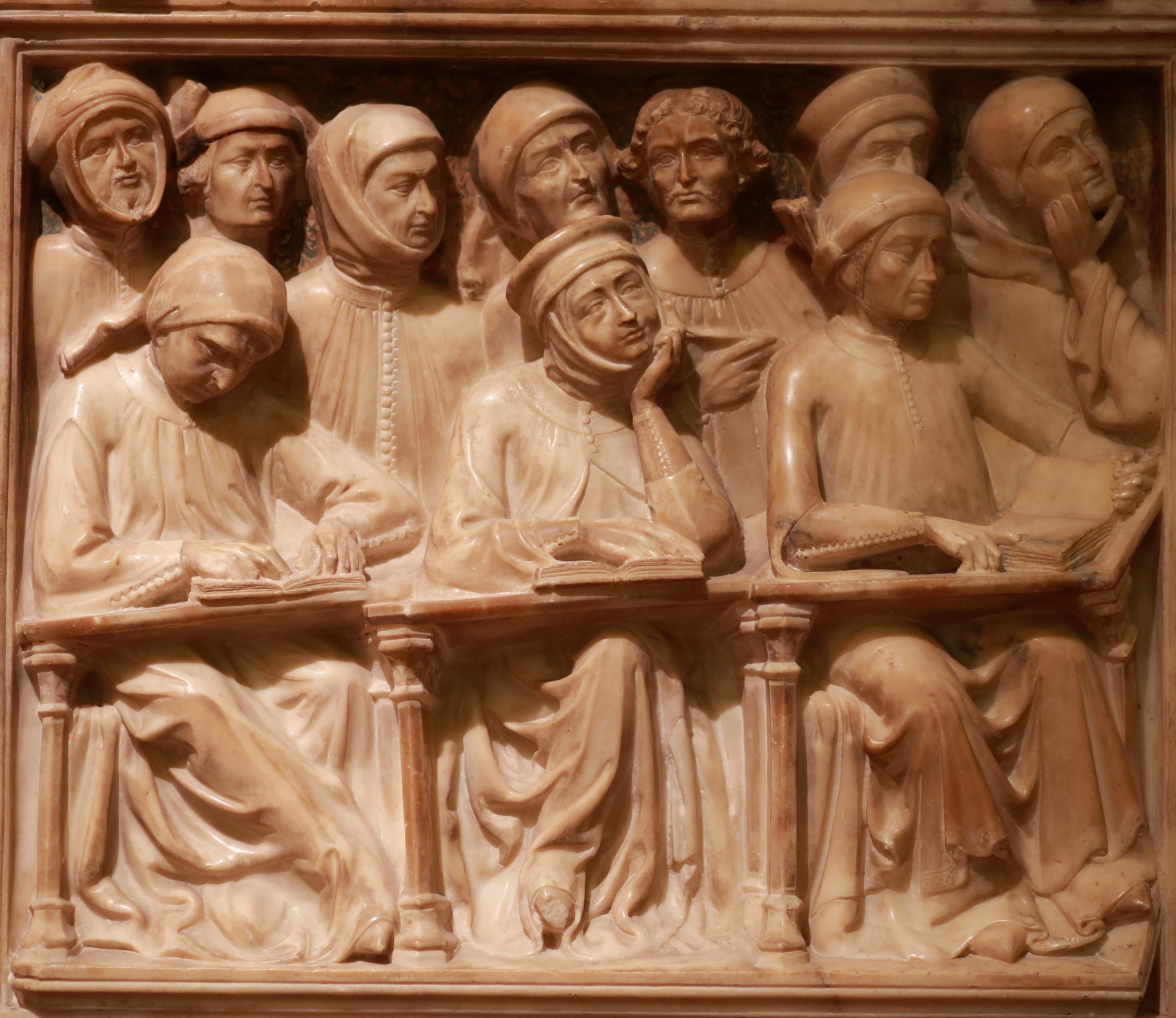 Étudiants représentés dans l'arche de Giovanni da Legnano, œuvre de Pierpaolo dalle Masegne, Musée Civique Médiéval de Bologne
