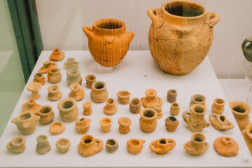 Vases-miniatures-du-sanctuaire-de-Monte-Grande-Cales-Musee-Naples Euan Wall
