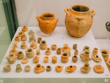 Vases-miniatures-du-sanctuaire-de-Monte-Grande-Cales-Musee-Naples Euan Wall