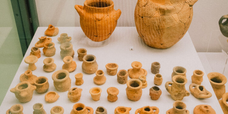 Vases-miniatures-du-sanctuaire-de-Monte-Grande-Cales-Musee-Naples Euan Wall