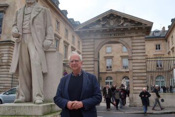 Portrait de Pierre Corvol devant le Collège de France (novembre 2024)