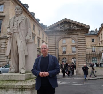 Portrait de Pierre Corvol devant le Collège de France (novembre 2024)