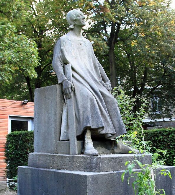 Statue de Pierre de Montreuil (réalisée en 1908) dans le jardin à côté de la basilique Saint Denis