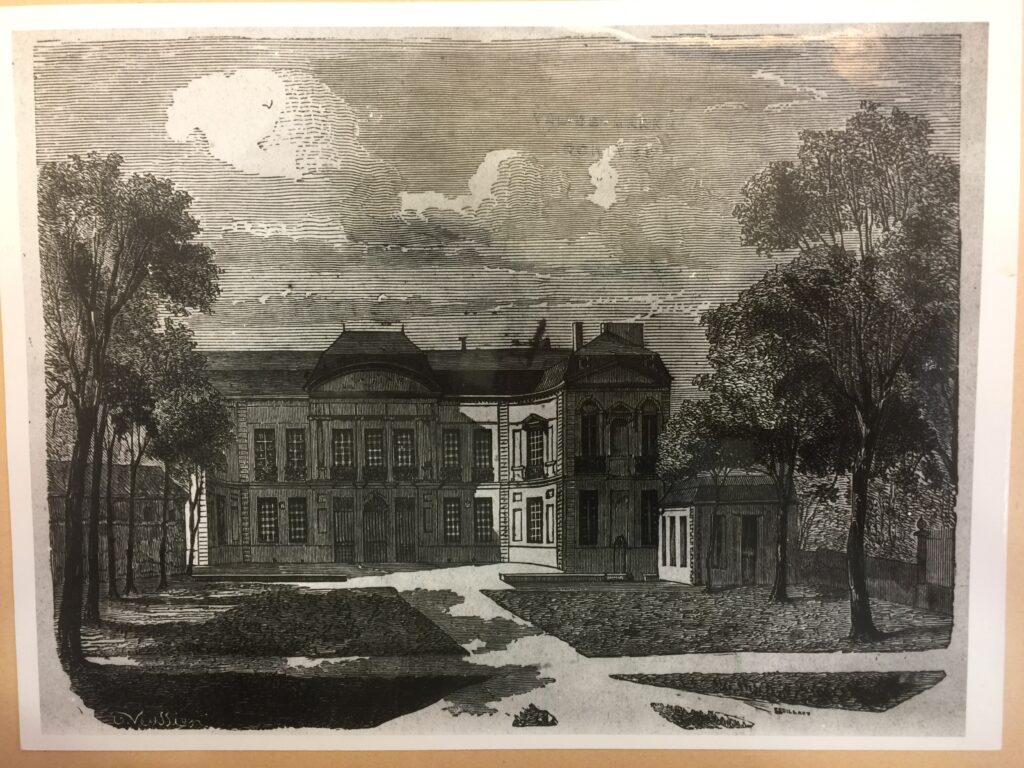 5 Fi, Charenton 13 [une gravure du XVIIIe siècle qui donne un aperçu du château côté cour, la cuisine se trouvait dans le petit bâtiment derrière les arbres à gauche].