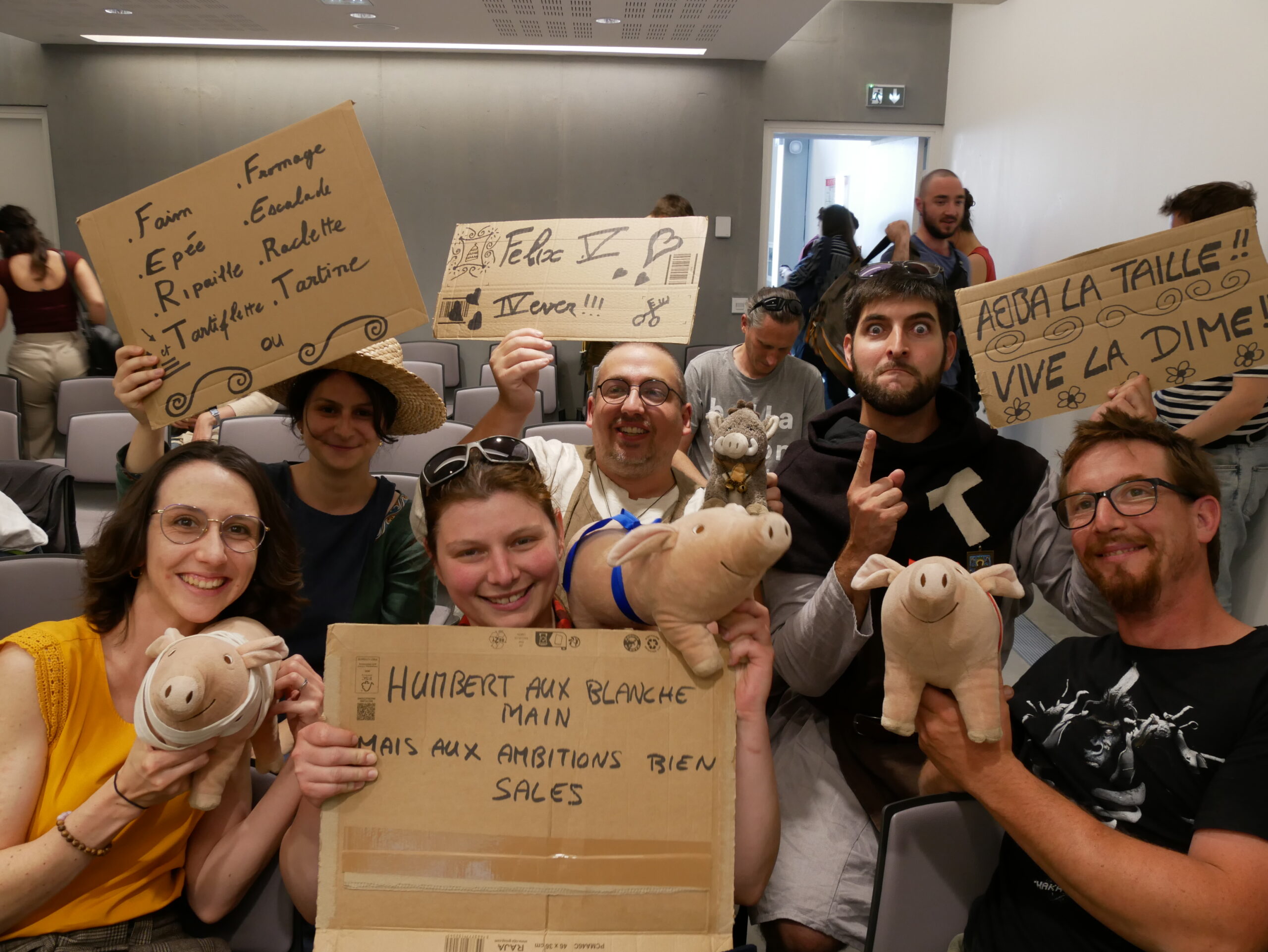 Manifestation dans le public lors de l'enregistrement du Super Joute ducs de Savoie au musée savoisien de Chambéry en mai 2025 (photo par Baptiste Mossiere)