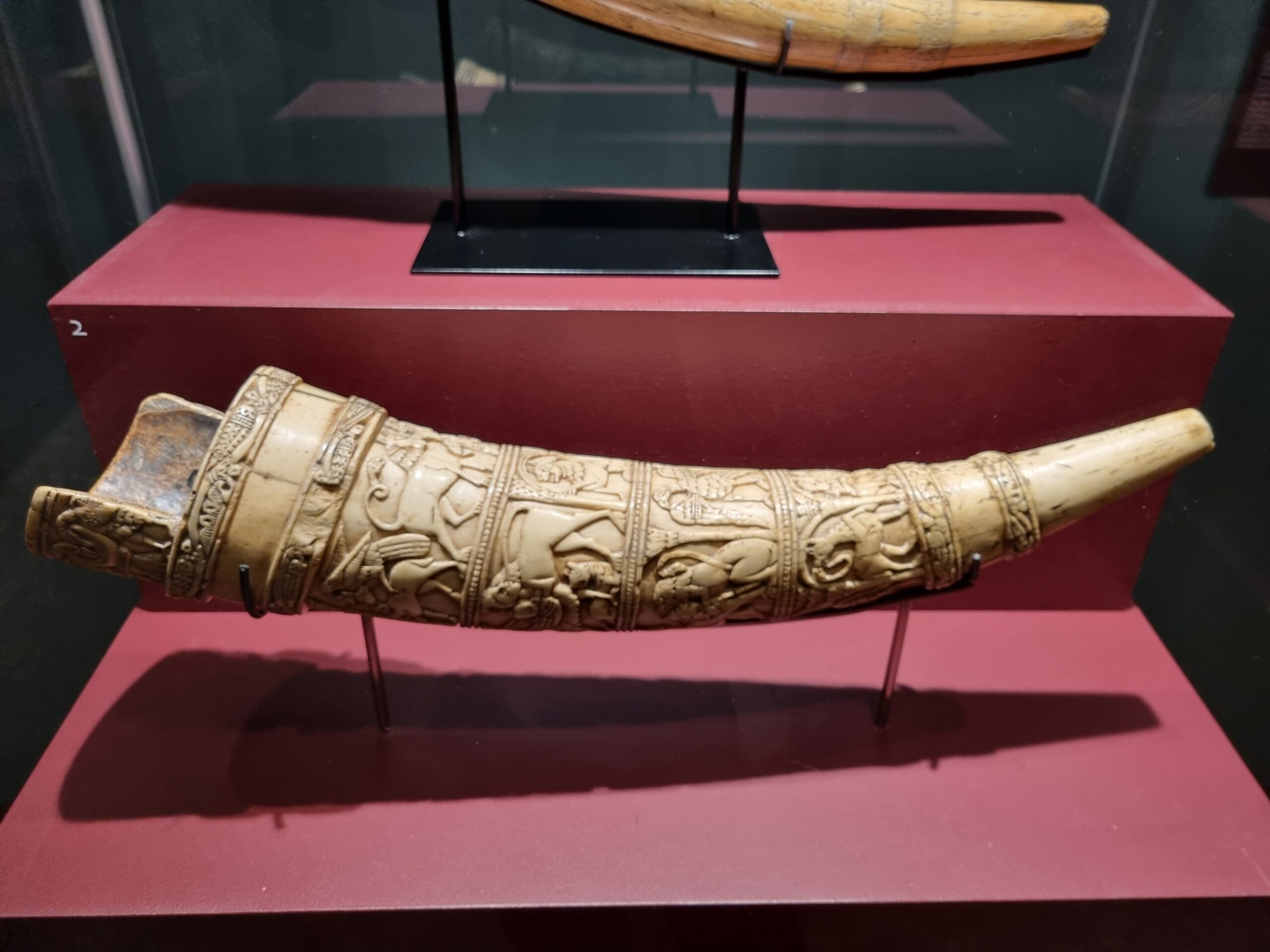Olifant dit « Cor de Roland » : réalisé en Italie du sud au XIe siècle, il provient du trésor de Saint-Sernin de Toulouse, et serait selon la tradition un don de Robert Guiscard au comte de Toulouse Raymond de Saint-Gilles. (Musée Paul-Dupuy, Toulouse, France, Inv. 18036)