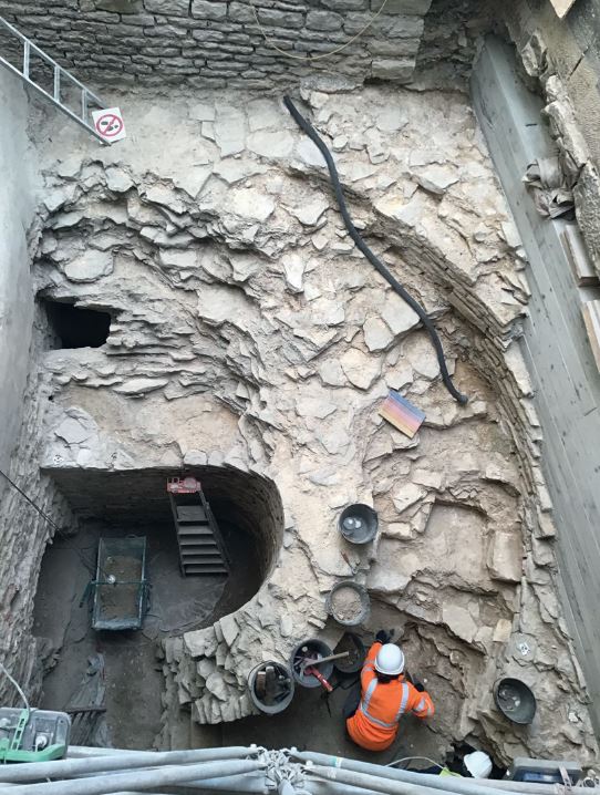La tour d’escalier sud de la rotonde en cours de fouille,2021, Impression numérique, © Auxerre, Centre d’Études médiévales (cliché S. Aumard)