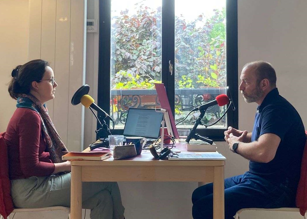 Photo de l'enregistrement de l'épisode 108, avec Hugues de Ligneries à droite et Fanny Cohen Moreau à gauche (mai 2025)
