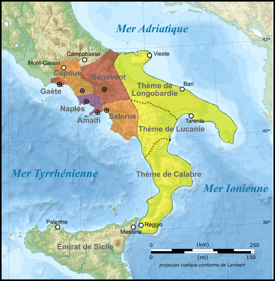 l’Italie méridionale vers l’an 1000. Elle est divisée entre les principautés de Bénévent, Capoue et Salerne, les républiques tyrrhéniennes de Gaëte, Naples et Amalfi, et les provinces byzantines (ou thèmes) de Longobardie (Pouille, Capitanate et Salento), Lucanie (Basilicate) et Calabre. Au nord-ouest se trouve l’empire romain germanique, au sud l’empire islamique du califat fatimide, à l’est l’empire romain d'orient.Crédits : Classical geographer - File:Southern Italy, ca. 1000 AD.svg, CC BY-SA 4.0, https://commons.wikimedia.org/w/index.php?curid=95972107, consulté le 28/04/2022. Légende complétée par H. des Ligneris.