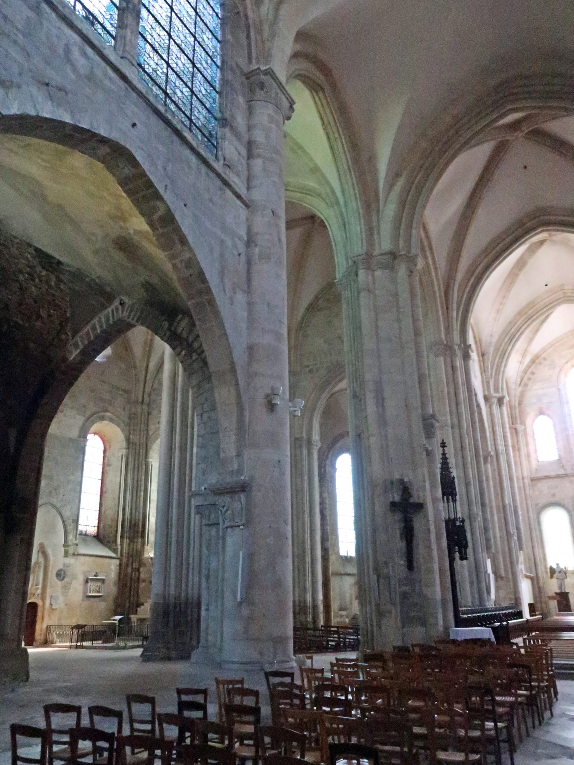 Intérieur de la Collégiale Notre-Dame du Fort, où on voit l'évolution du style roman au style gothique (photo par Fanny Cohen Moreau)