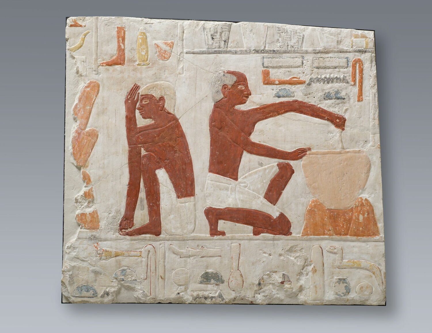 Scène de boulangerie avec un individu présentant une calvitie partielle, Ve dynastie, relief mural provenant de Saqqarah, conservé au musée du Louvre, inv. E 17499. © Musée du Louvre, Dist. GrandPalaisRmn / Christian Décamps.