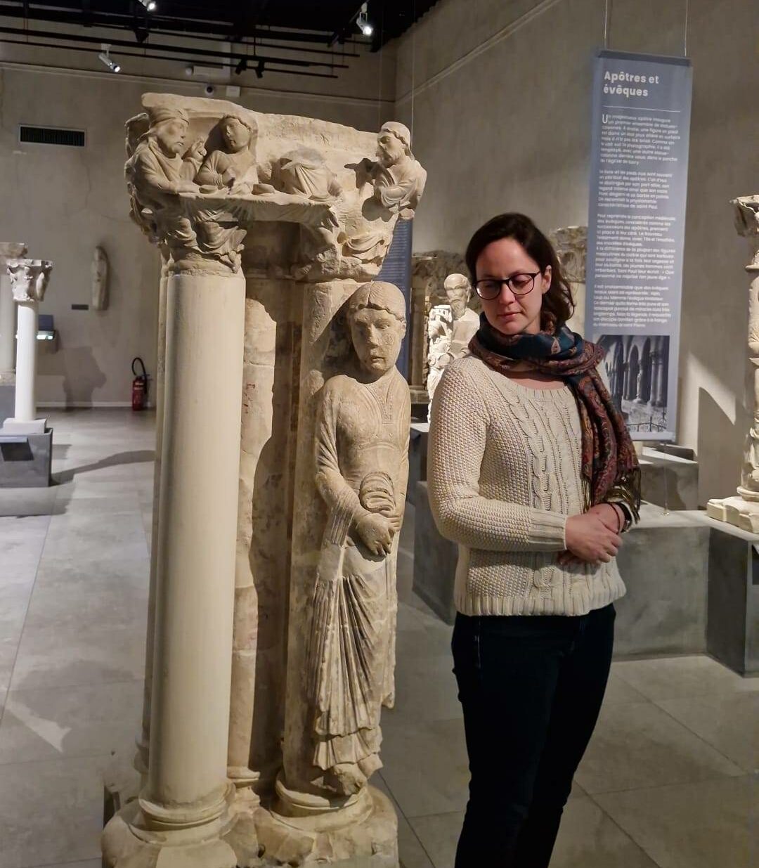 Fanny Cohen Moreau et la mariée au Musée du Cloître de Notre-Dame-en-Vaux en septembre 2025