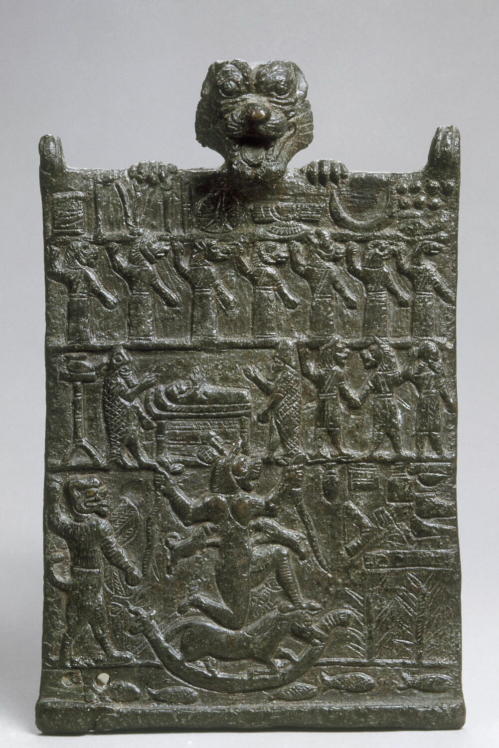 Plaque-de-conjuration-contre-Lamastu-Assyrie-env.-10e-7e-s.-av.-J.-C.-Bronze-138-x-88-x-25-cm-Musee-du-Louvre