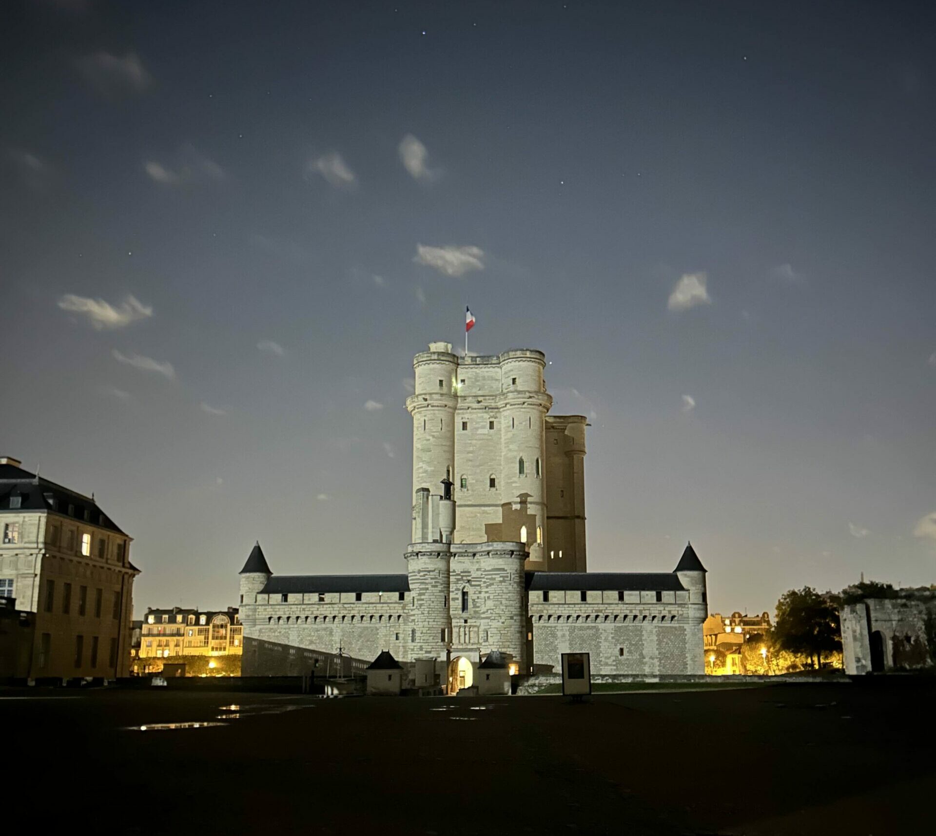 Vue de nuit du Château de Vincennes en octobre 2025