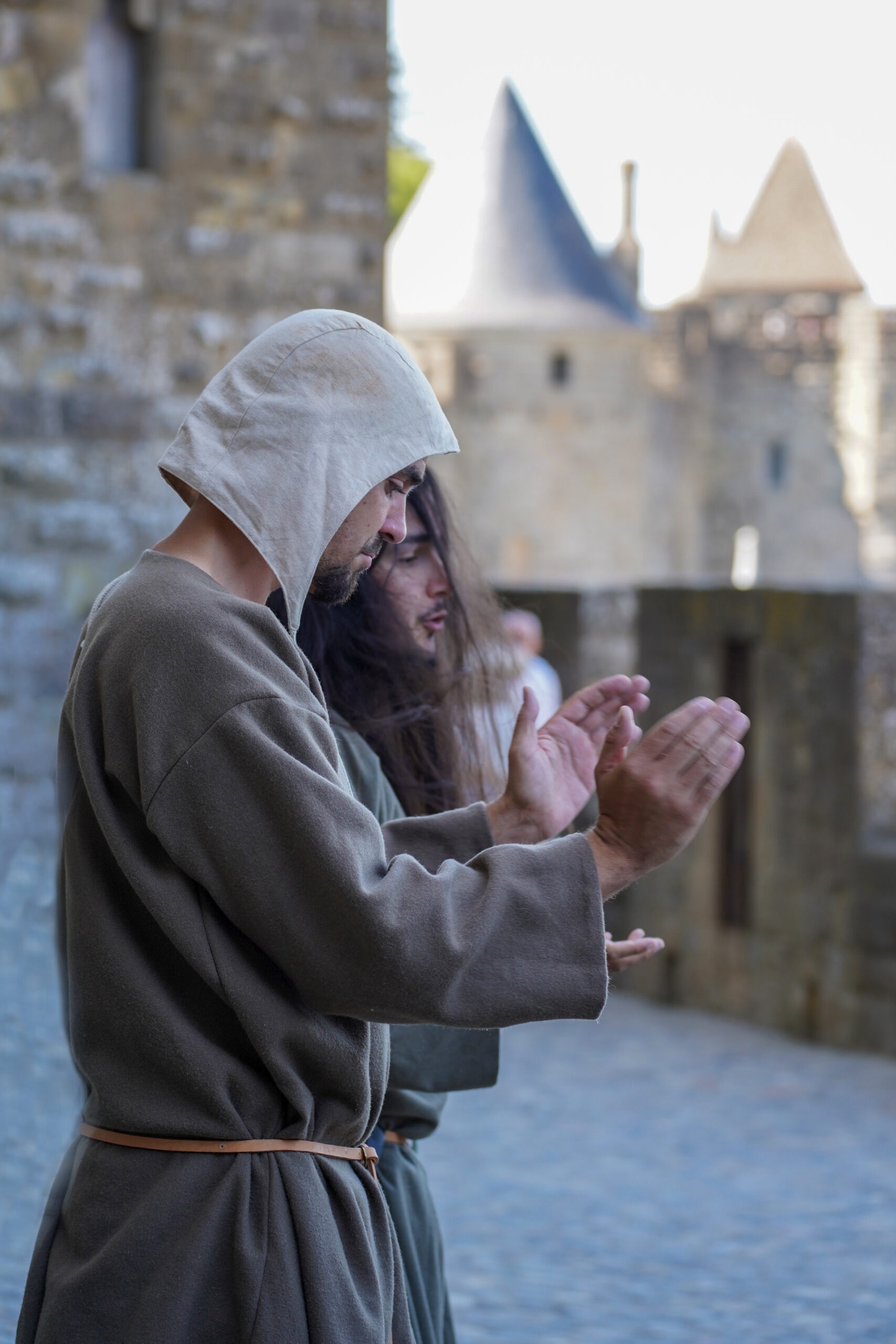 Felipe en pleine visite théâtralisée à deux voix avec Félix à Carcassonne (copyright C.Jeanjean/CMN)