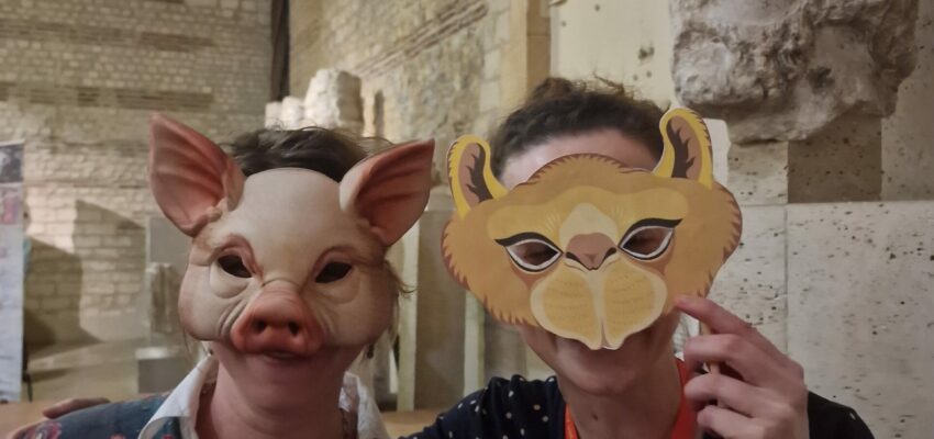 Le cochon et chameau de la Super Joute avec de beaux masques