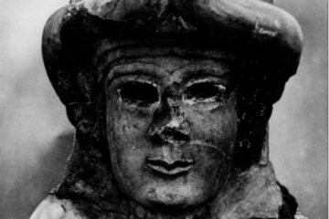 Coiffe à cornes d’une statue de déesse (Mission archéologique de Mari) H. 1,4 m/ 18e siècle avant notre ère / Musée d’Alep