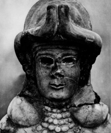 Coiffe à cornes d’une statue de déesse (Mission archéologique de Mari) H. 1,4 m/ 18e siècle avant notre ère / Musée d’Alep