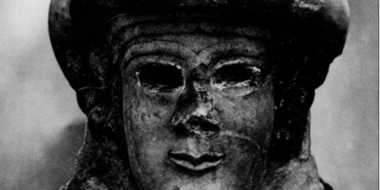 Coiffe à cornes d’une statue de déesse (Mission archéologique de Mari) H. 1,4 m/ 18e siècle avant notre ère / Musée d’Alep