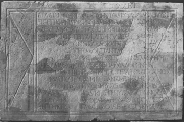 Inscription commémorant l’embellissement d’un théâtre ; marbre ; 94 x 143 x 2 cm ; 354 ; Hiérapolis ; Musée archéologique de Hiérapolis.