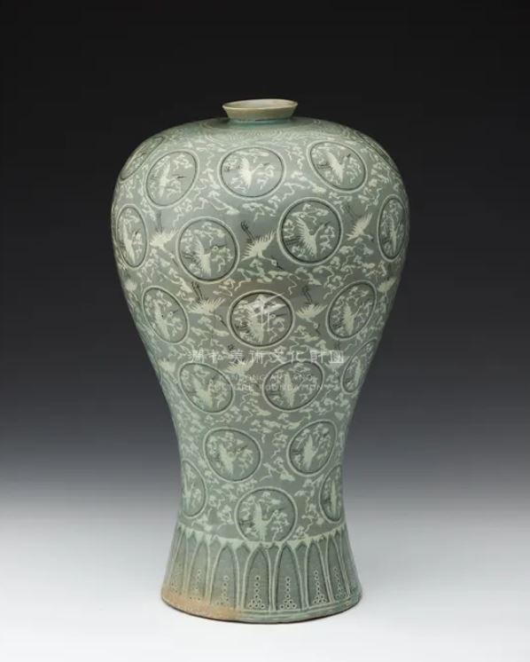 Vase prunus en céladon à décor incrusté de nuages et de grues靑磁 象嵌雲鶴文 梅甁,XIIIe siècle, H. 42,1 cm × D. ouverture 6,2 cm × D. pied 17 cm, Kansong art museum, www.heritage.go.kr